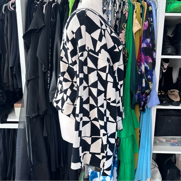 ELOQUII BLACK WHITE GRAPHIC V NECK LONG SLEEVE KNIT SWEATER - Picture 3 of 5